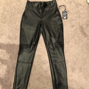 🌟NWT BLACK FAUX LEATHER PANTS✨